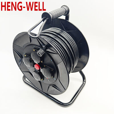 Avvolgicavo retrattile nero per esterni progettato per un facile dispiegamento e riavvolgimento del cavo in ambienti di lavoro esterni difficili